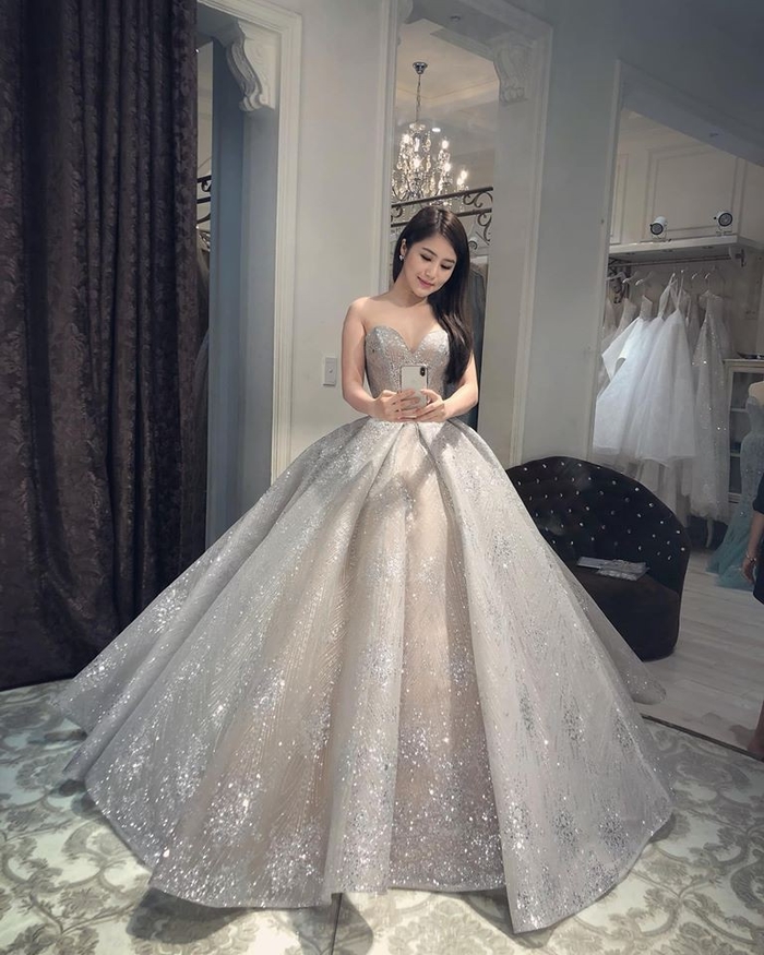 Hương Tràm khoác váy cưới, Cát Phượng có em bé ở tuổi 50