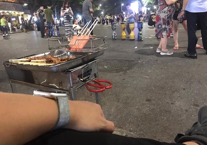 Kì kèo từng đồng khi ăn xiên que, 2 cô gái khiến mọi người phát chán