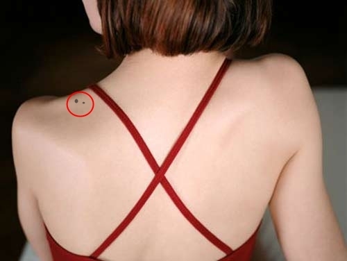 6 vị trí nốt ruồi phú quý trên lưng của phụ nữ, chớ dại mà xóa bỏ