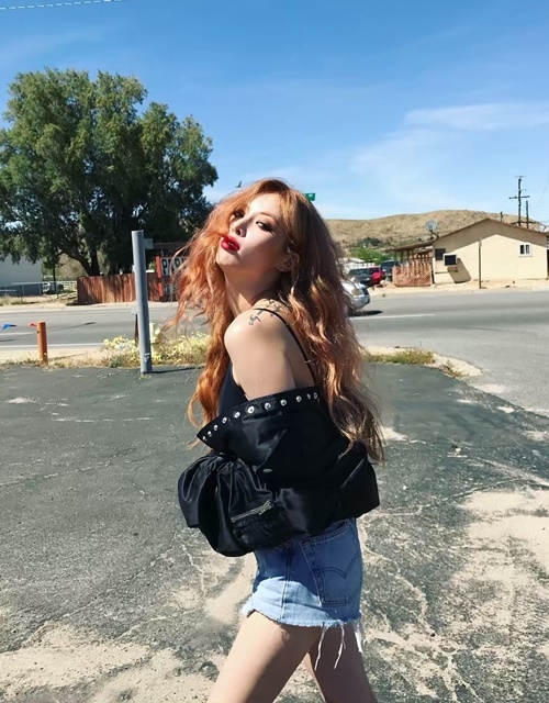 Ảnh hot sao hàn: Lisa khoe eo con kiến, Rosé đẹp mê đắm lòng người