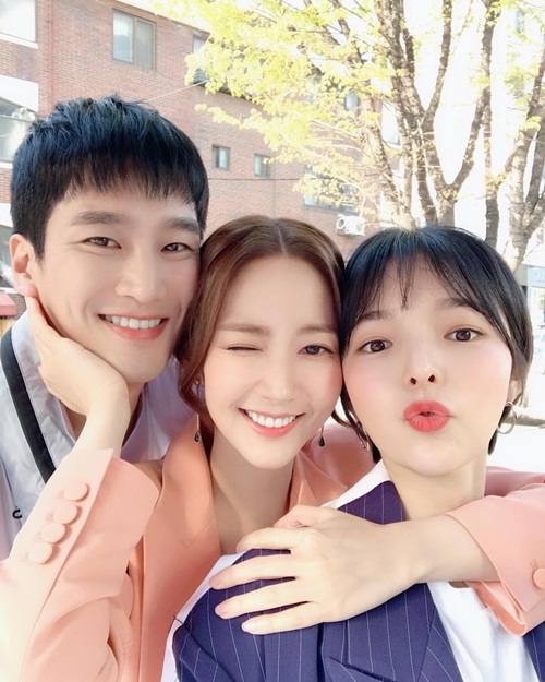Ảnh hot sao hàn: Lisa khoe eo con kiến, Rosé đẹp mê đắm lòng người