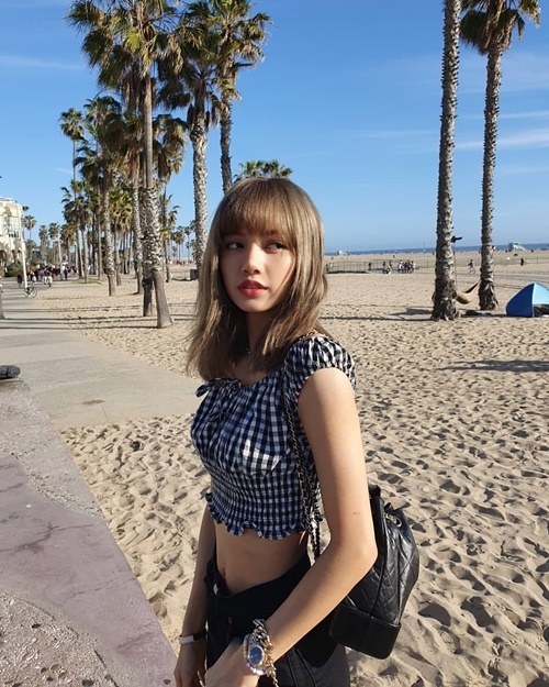 Ảnh hot sao hàn: Lisa khoe eo con kiến, Rosé đẹp mê đắm lòng người
