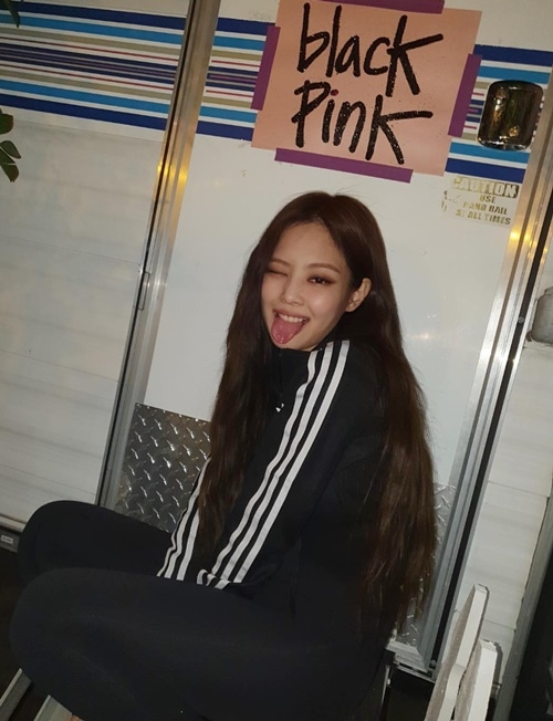 Ảnh hot sao hàn: Lisa khoe eo con kiến, Rosé đẹp mê đắm lòng người