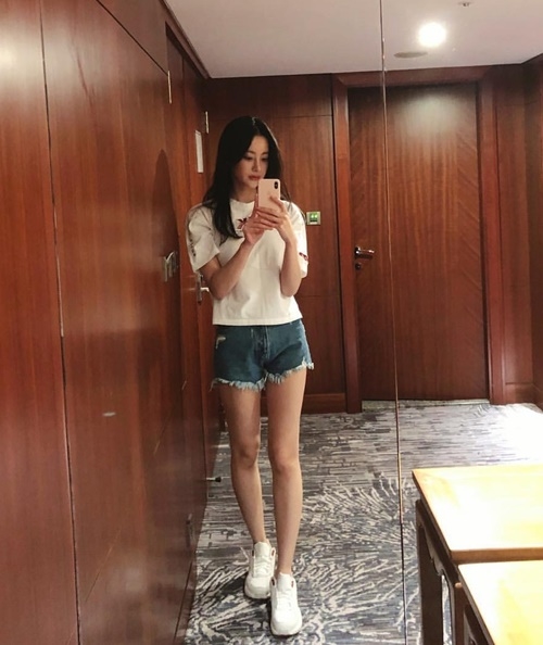 Ảnh hot sao hàn: Lisa khoe eo con kiến, Rosé đẹp mê đắm lòng người
