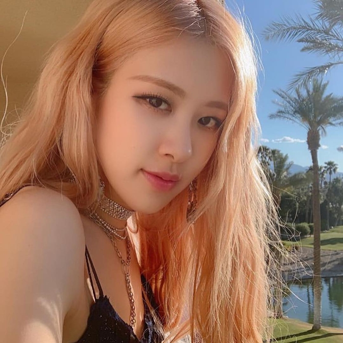 Ảnh hot sao hàn: Lisa khoe eo con kiến, Rosé đẹp mê đắm lòng người