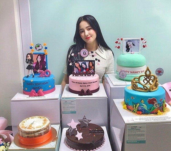 Ảnh hot sao hàn: Lisa khoe eo con kiến, Rosé đẹp mê đắm lòng người