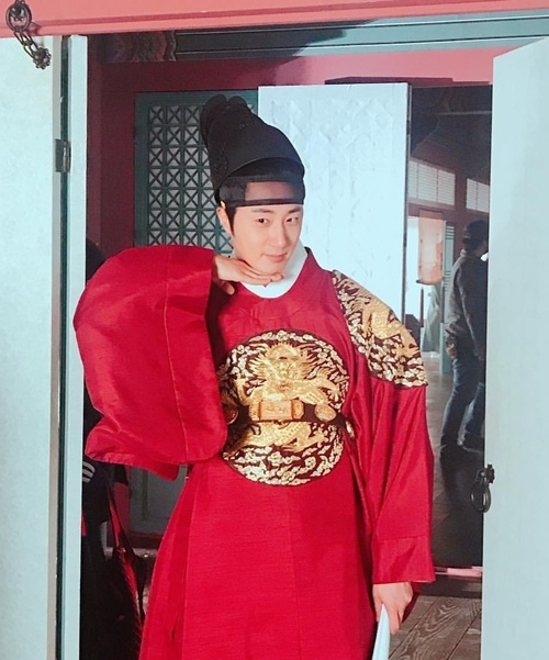 Ảnh hot sao hàn: Lisa khoe eo con kiến, Rosé đẹp mê đắm lòng người