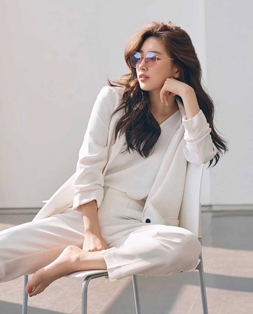 Ảnh hot sao hàn: Lisa khoe eo con kiến, Rosé đẹp mê đắm lòng người