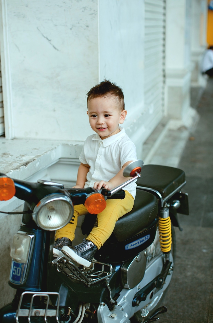 “Bấn loạn” trước nhan sắc cậu con trai “đẹp lạ” của nữ ca sĩ “xấu lạ”