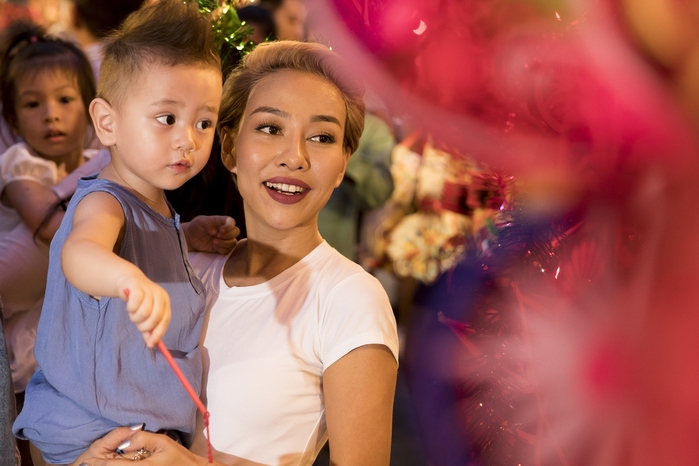 “Bấn loạn” trước nhan sắc cậu con trai “đẹp lạ” của nữ ca sĩ “xấu lạ”