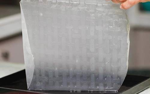 Bánh đa đâu chỉ quấn nem, ngày nay còn để chị em làm đẹp căng mướt da