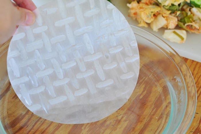 Bánh đa đâu chỉ quấn nem, ngày nay còn để chị em làm đẹp căng mướt da