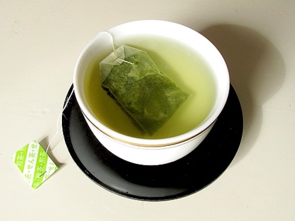Bánh đa đâu chỉ quấn nem, ngày nay còn để chị em làm đẹp căng mướt da