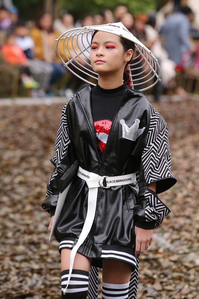 Những cô con gái nhà sao Việt thả dáng điêu luyện trên sàn catwalk