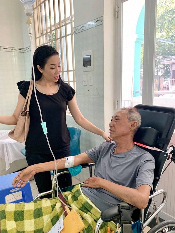 Bệnh tình trở nặng của nghệ sĩ Lê Bình qua lời kể của đồng nghiệp