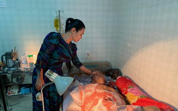 Bệnh tình trở nặng của nghệ sĩ Lê Bình qua lời kể của đồng nghiệp