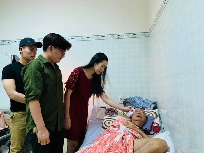 Bệnh tình trở nặng của nghệ sĩ Lê Bình qua lời kể của đồng nghiệp