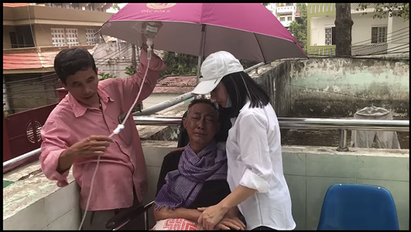Bệnh tình trở nặng của nghệ sĩ Lê Bình qua lời kể của đồng nghiệp