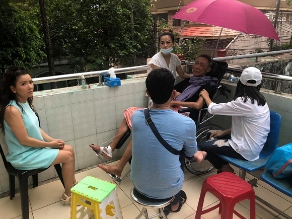 Bệnh tình trở nặng của nghệ sĩ Lê Bình qua lời kể của đồng nghiệp