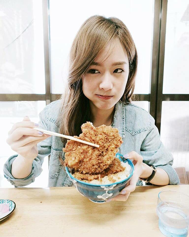 Có kiểu con gái đi làm 8 tiếng hết 5 tiếng để ăn