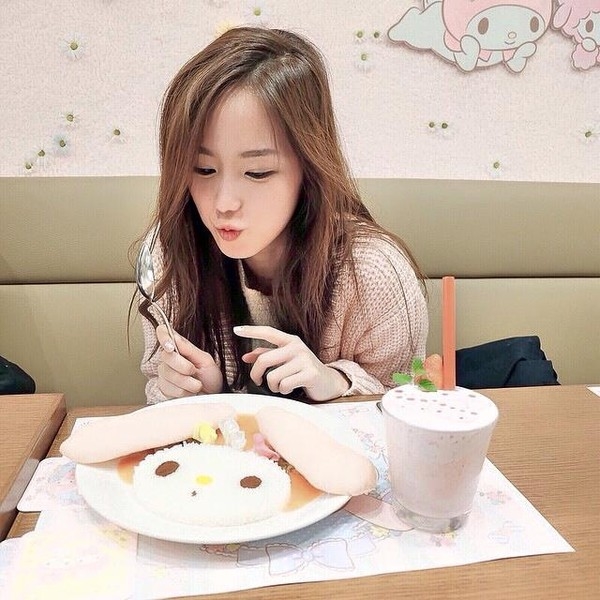 Có kiểu con gái đi làm 8 tiếng hết 5 tiếng để ăn