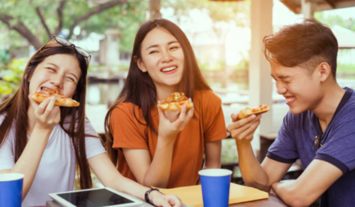 Có kiểu con gái đi làm 8 tiếng hết 5 tiếng để ăn