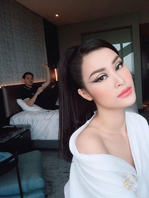 Bình An - Phương Nga tình tứ đi du lịch, Khả Ngân táo bạo với bikini