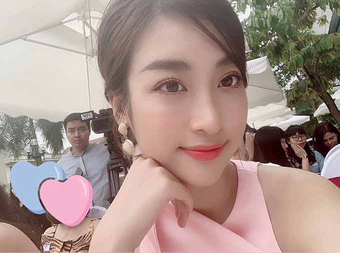 Bình An - Phương Nga tình tứ đi du lịch, Khả Ngân táo bạo với bikini