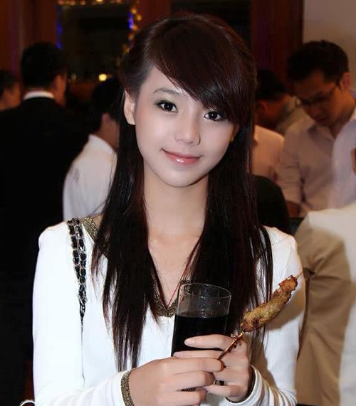 Bình An - Phương Nga tình tứ đi du lịch, Khả Ngân táo bạo với bikini