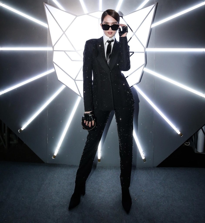 Phong cách sao Việt: Ngọc Trinh diện suit cool ngầu đầy lạ lẫm