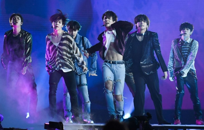 BTS: Từ tầng hầm nghèo khó đến giấc mơ Mỹ chói lọi
