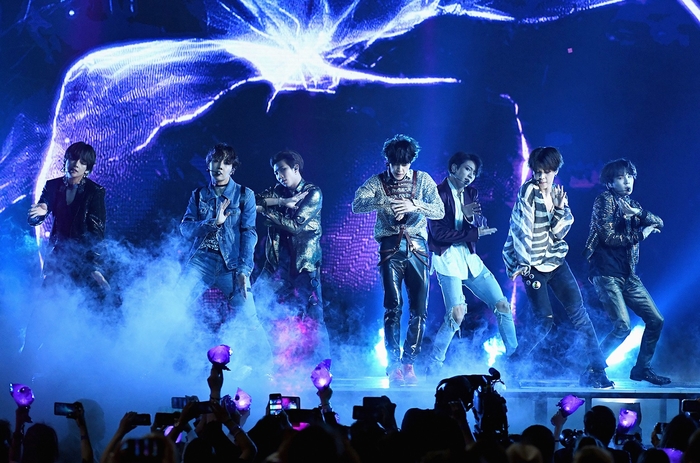 BTS: Từ tầng hầm nghèo khó đến giấc mơ Mỹ chói lọi