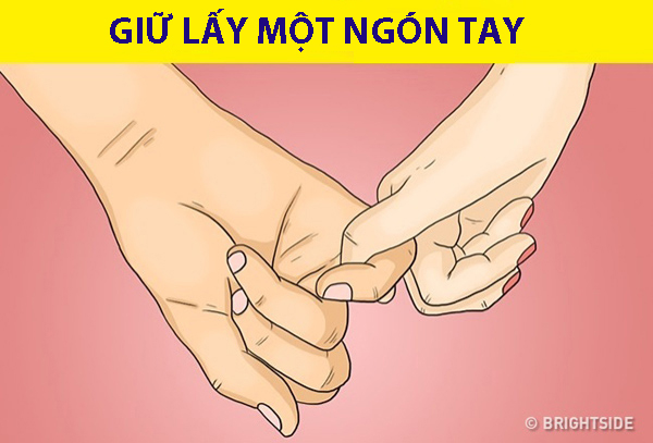 Cách nắm tay của chàng cho bạn thấy tình yêu là thật hay dối lừa