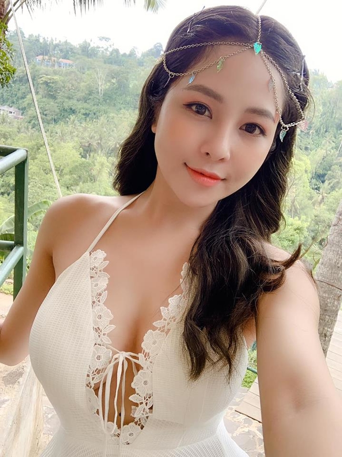 Cận cảnh vẻ nóng bỏng của hot girl bị nghi lộ clip nóng Trâm Anh