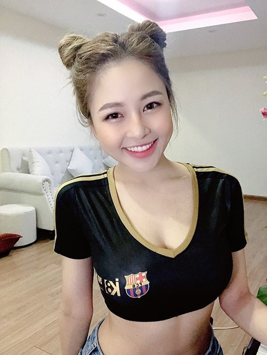 Cận cảnh vẻ nóng bỏng của hot girl bị nghi lộ clip nóng Trâm Anh