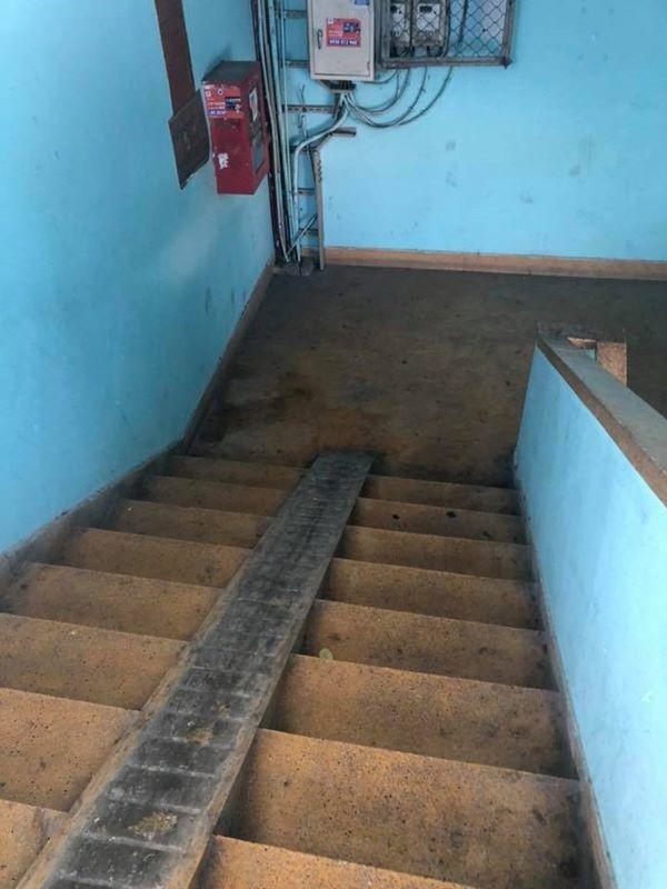 Căn hộ chung cư cũ kĩ, rêu mốc của cả gia đình nghệ sĩ Lê Bình