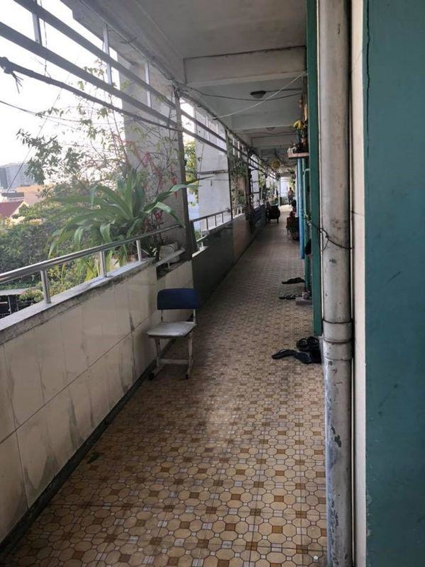 Căn hộ chung cư cũ kĩ, rêu mốc của cả gia đình nghệ sĩ Lê Bình