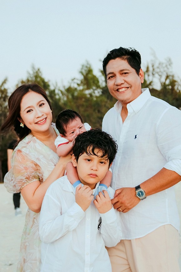 “cậu ấm, cô chiêu” nhà sao Việt tươi rói, phấn khích khi được đi tránh