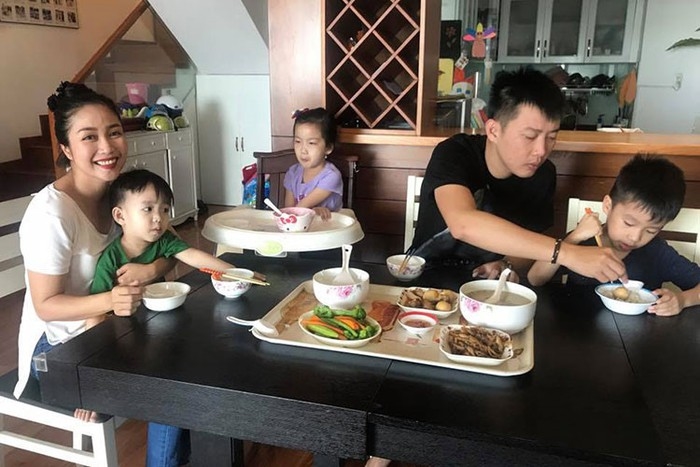 Hôn nhân viên mãn hơn 1 thập kỷ của Ốc Thanh Vân và chồng