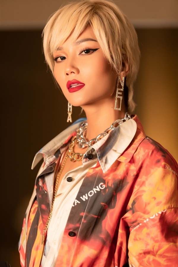 Có ai như Hen: Diện đồ sang chảnh, sải bước catwalk chỉ để mua dưa hấu