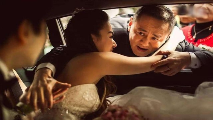 Cô gái 26 tuổi vẫn được bố chăm bẵm gội đầu cho, khiến CĐM gato vô cực