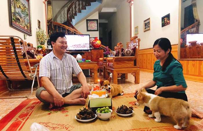 Cô gái 26 tuổi vẫn được bố chăm bẵm gội đầu cho, khiến CĐM gato vô cực