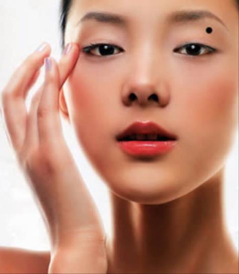 Con gái có nốt ruồi trước ngực vừa cá tính vừa đáng yêu thế này cơ mà