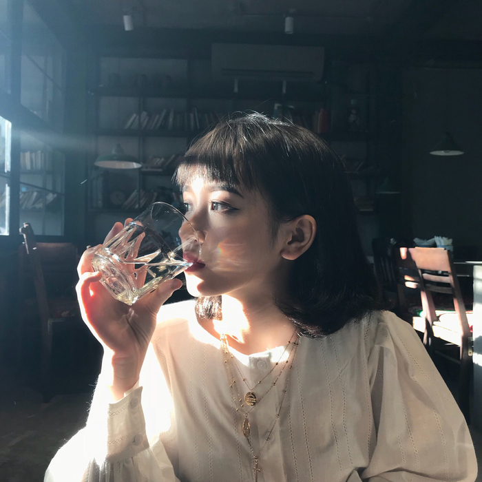 Con gái ơi, khóc chán rồi thì mình vẫn phải tự vui lên thôi!