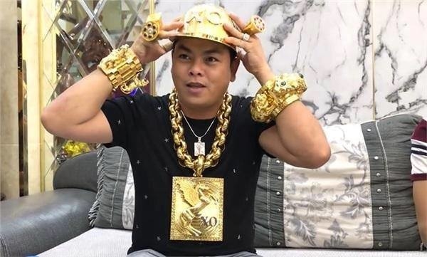 Không chỉ Phúc XO, nhiều người cũng có sở thích dát vàng khắp cơ thể