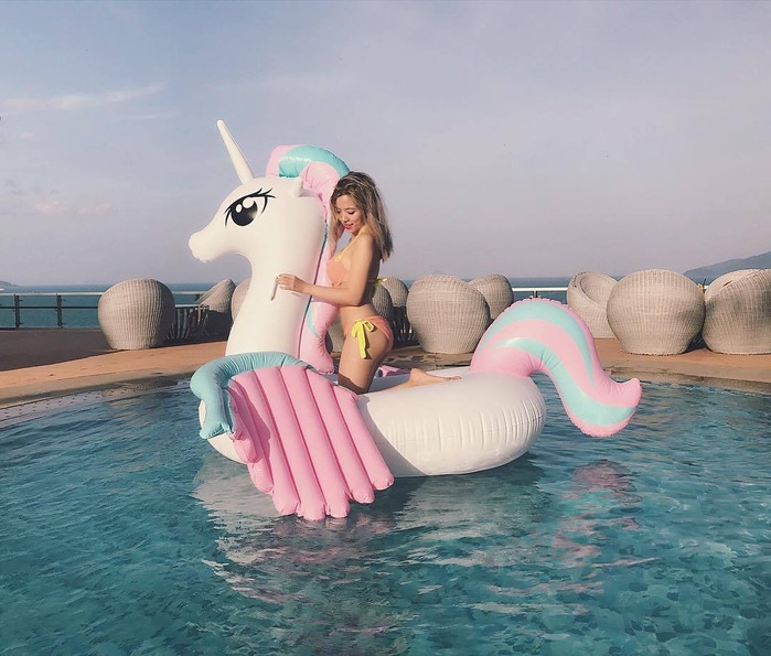 Dàn thánh nữ streamer thi nhau diện bikini gợi cảm hút hồn