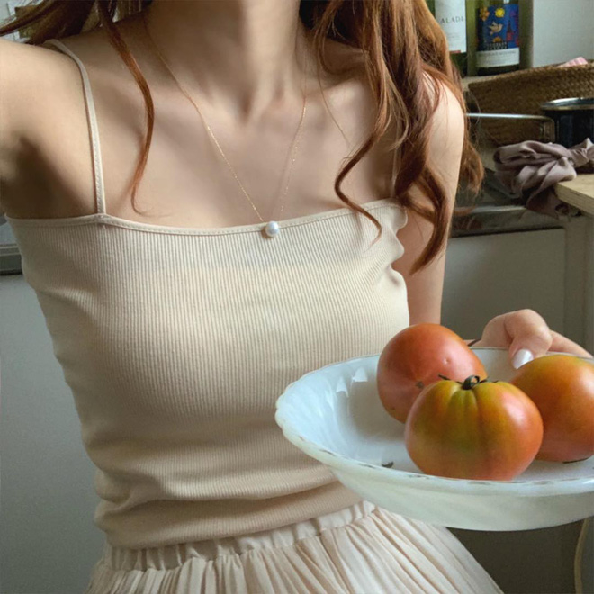 Đây là 4 kiểu áo 2 dây bạn không nên bỏ qua hè nóng nực này