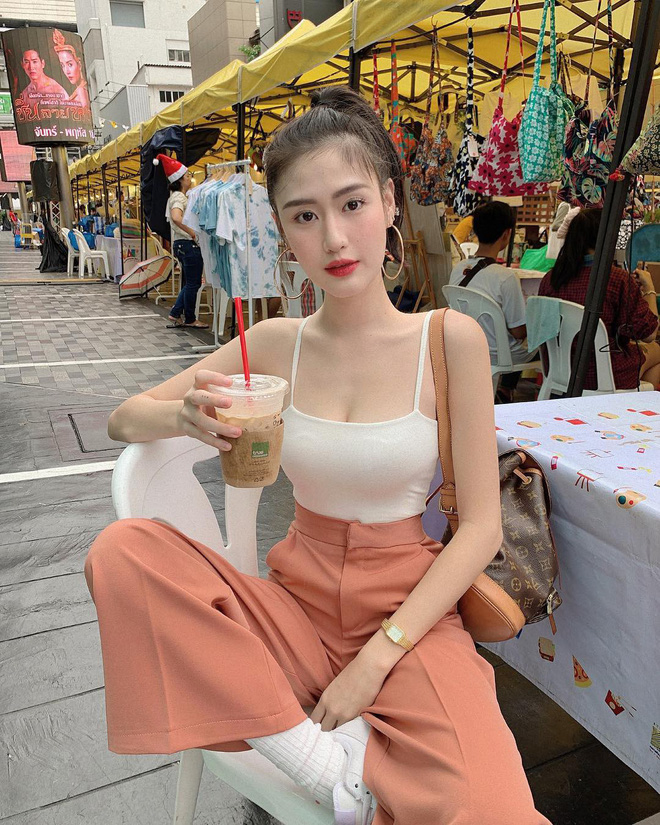 Đây là 4 kiểu áo 2 dây bạn không nên bỏ qua hè nóng nực này