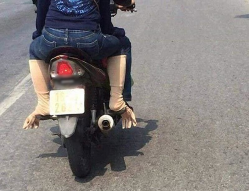 Khi chị em đã chống nắng thì chẳng tia nắng nào có cơ hội chạm vào