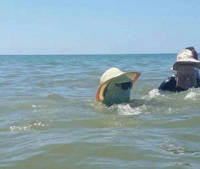 Khi chị em đã chống nắng thì chẳng tia nắng nào có cơ hội chạm vào